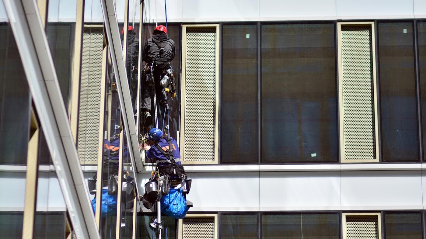 Externalizar el mantenimiento de fachadas: guía para empresas