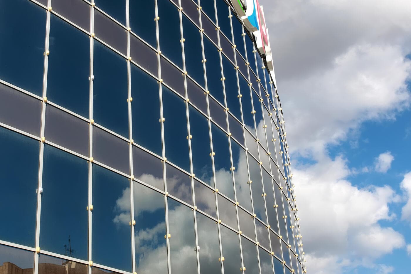 Vidrio de control solar: guía, precios y casos reales