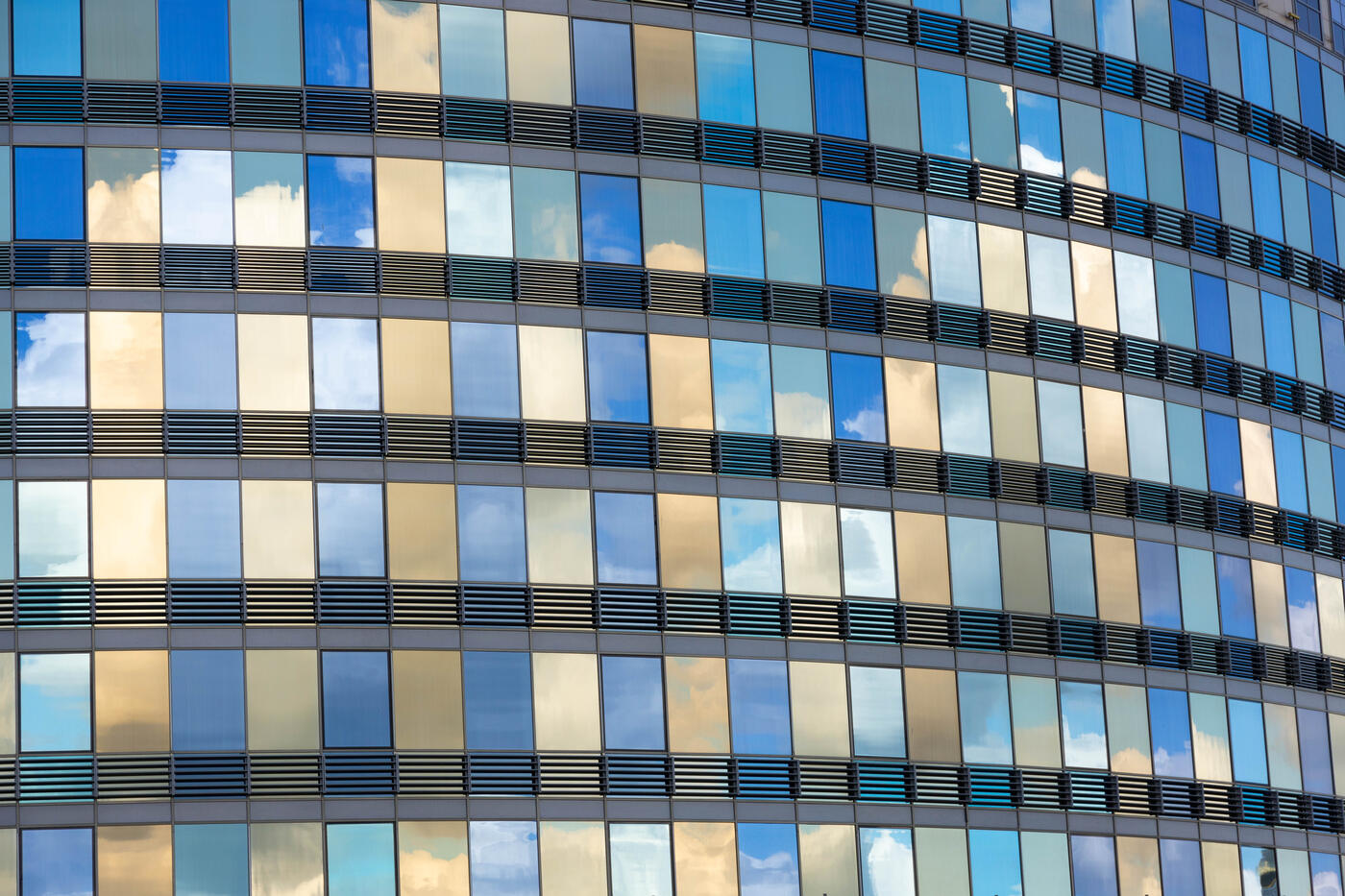 Limpieza de Fachadas de Cristal: Guía Para Edificios